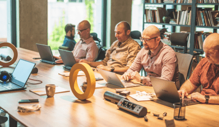 Jak wygląda proces tworzenia oprogramowania i dlaczego tyle to trwa